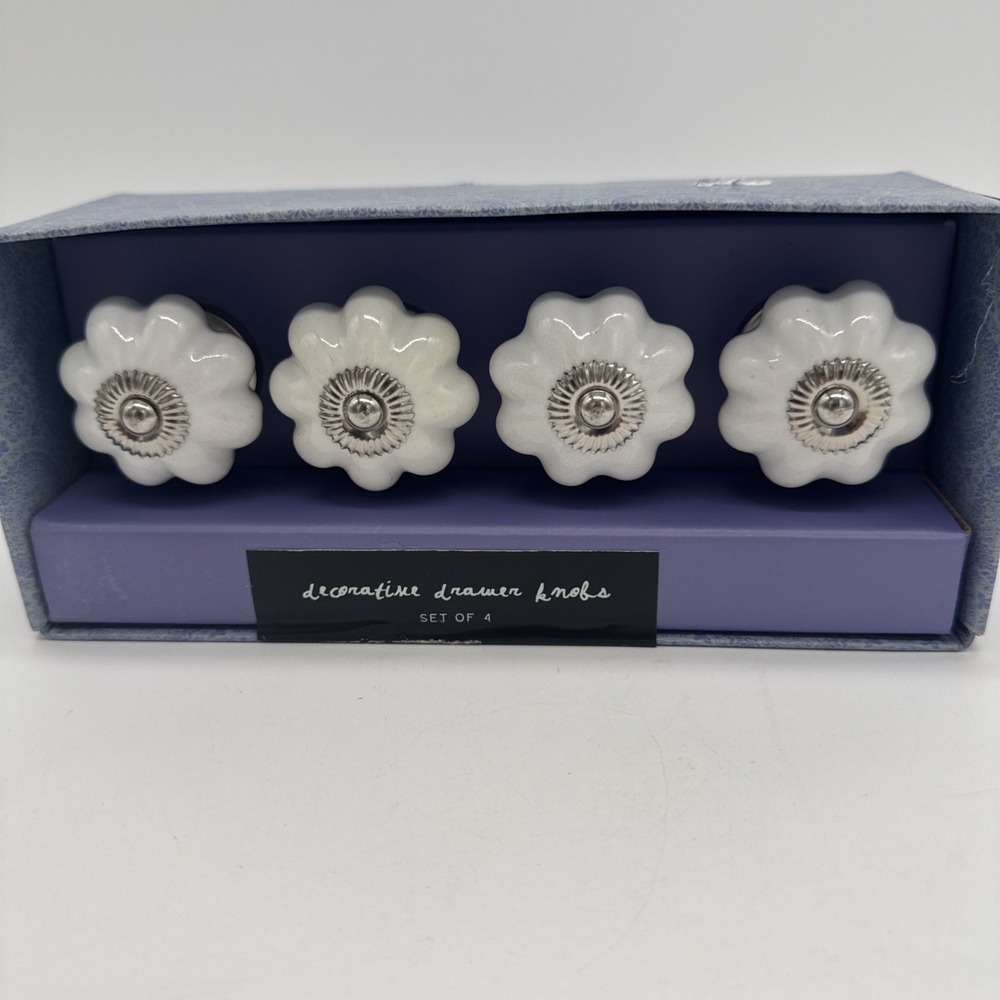 Home Essentials Drawer Pull Knobs Round White And Silver Floral Set of‎ 4 New